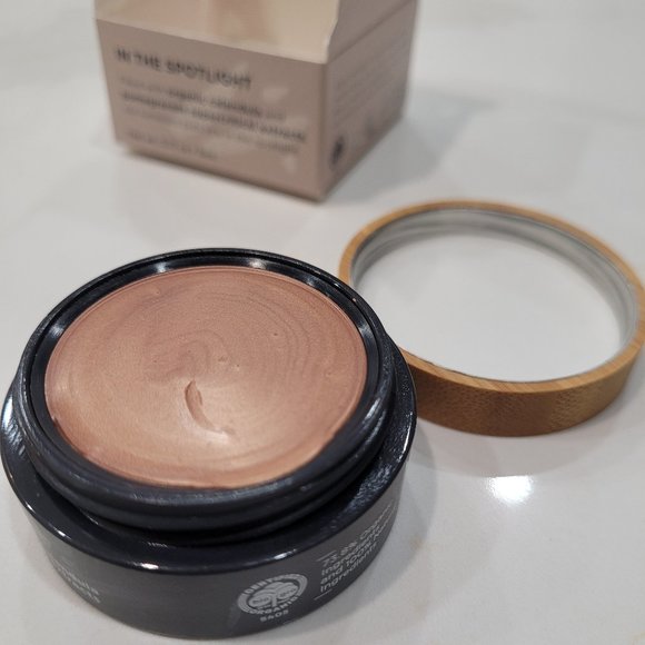 THE ORGANIC SKIN CO. IN THE SPOTLIGHT LUMINIZER HIGHLIGHT IN ROSE GOLD - Picture 13 of 16